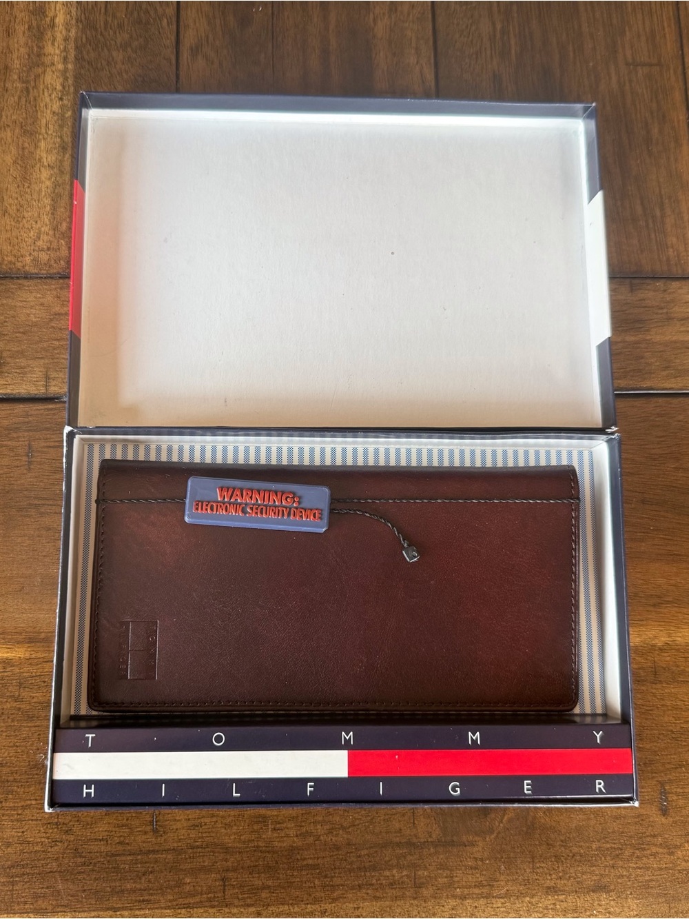 NIB Tommy Hilfiger Men’s Brown Leather Bifold Wallet HW244-200